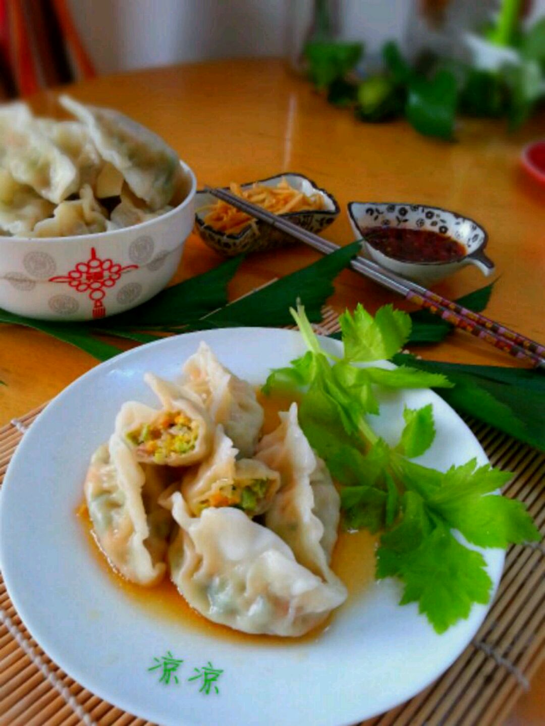 芹菜粉丝胡萝卜猪肉馅水饺清甜美味,炎热的夏天选择包清淡的水饺吃的