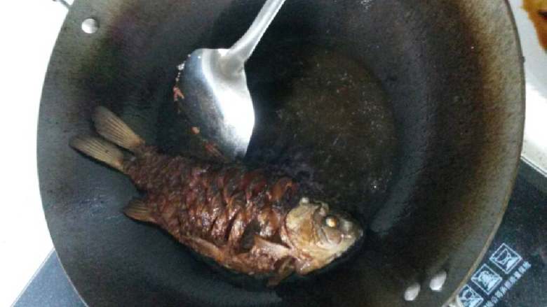 红烧鲫鱼,煎鱼一定要多放一点油.这样鱼才不会粘锅.煎出来也不会焦.