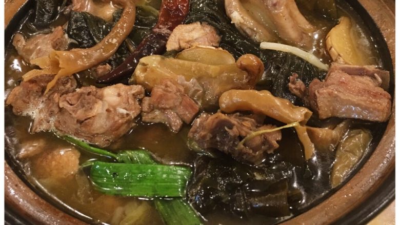 炖一锅一家人一起吃气氛特别好 需要食材 鸭肉 半只 海带 200g 姜