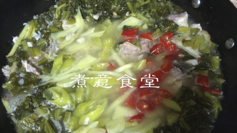 酸菜鱼,加入酸姜,酸辣椒,盖盖子大火煮至汤变乳白色,捞起鱼头,鱼大骨