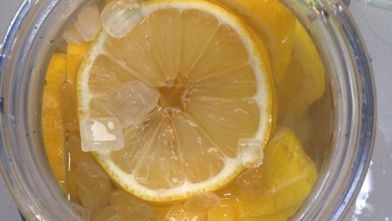 蜂蜜柠檬(快速版,把柠檬放小罐子里,一次加入冰糖,蜂蜜,和水.