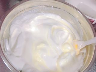 轻乳酪蛋糕(0基础也能成功),打发蛋清,分批次放入细砂糖,打发到湿性弯