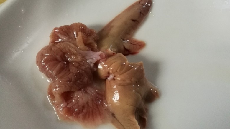 葱油桂花鱼,但鱼胃,鱼肝不要丢掉,桂鱼胃(俗称"桂鱼花")是鱼身上的