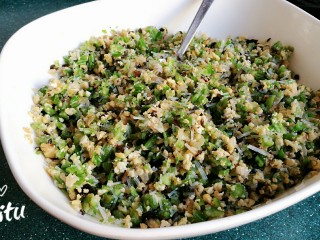 豆腐芹菜粉丝素饺子,把馅料拌匀.