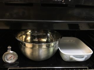 冬天可以把烤箱预热到30度左右 并在里面放入一盆热水帮助发酵 给