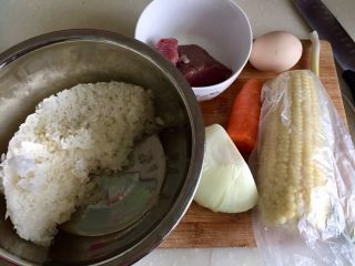 隔夜米饭250g,新鲜牛肉(瘦肉)150g,熟玉米一根,洋葱半个,胡萝卜一段