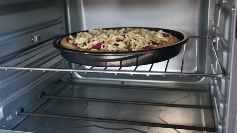 蓝莓酱水果披萨,再入烤箱烤10分钟左右,上色满意即可.