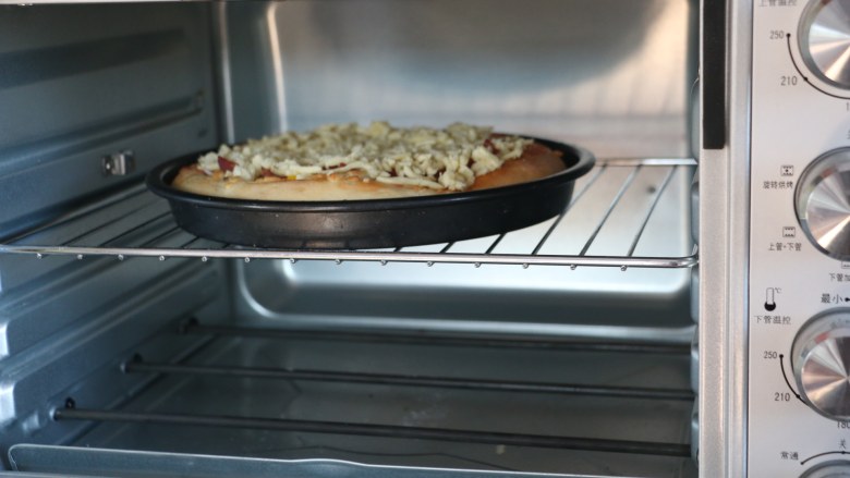 培根披萨,继续入烤箱 再烤10分钟左右.
