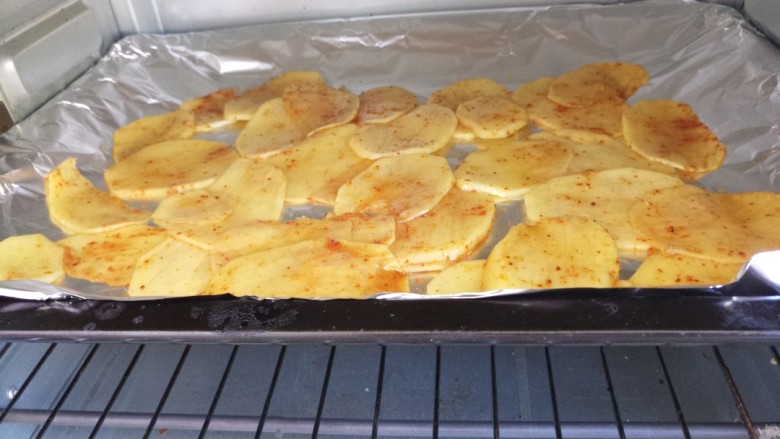 锡纸烤土豆片,入烤箱烤,200度上下火,烤15分钟左右