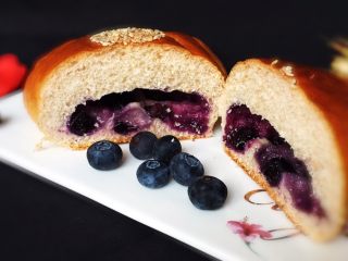 蓝莓爆浆餐包,品尝一下蓝莓面包,口感不错.