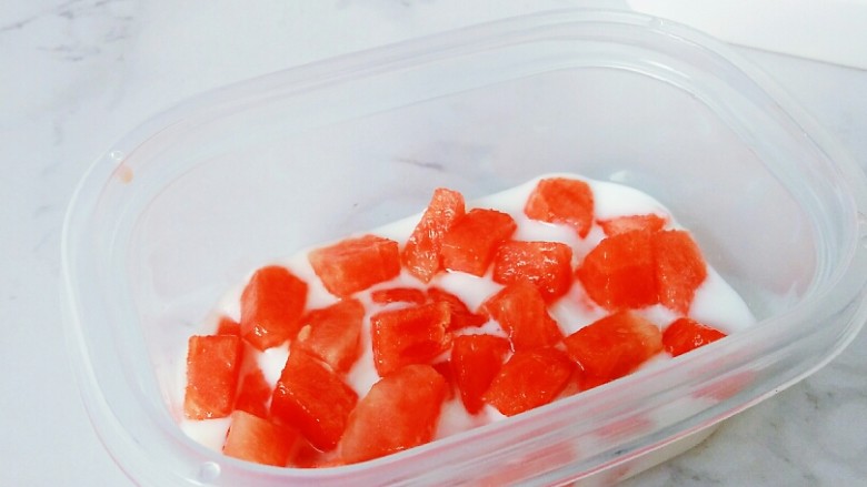 水果多多~酸奶水果捞,然后先放一些酸奶,再放西瓜