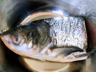 剁椒鱼头,鱼头里的鱼鳃内脏处理干净用清水冲洗掉鱼血和杂质