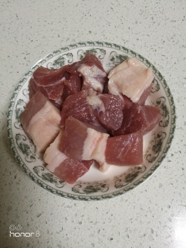 哈密瓜,苹果,瘦肉天然好水适量鸡粉3克盐3克料酒1匙葱姜各适量瘦肉200