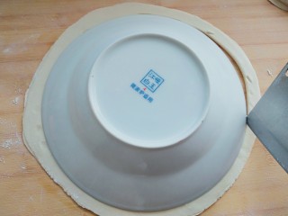 自制春卷皮,五个一摞找一个20cm左右的盘子放在面饼上,用比着把多余