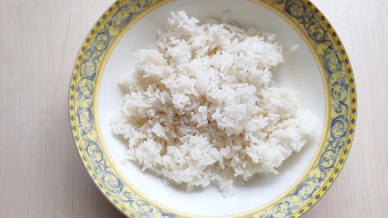 火腿豌豆蛋炒饭,米饭最好用隔夜的剩米饭,放冰箱冷藏一夜让部分水分