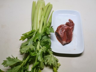 芹菜炒牛肉,芹菜和牛肉