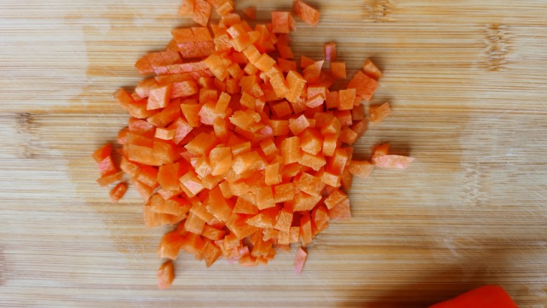 香煎颗粒土豆饼,胡萝卜切成碎丁,注意胡萝卜切得要比土豆丁小一些.