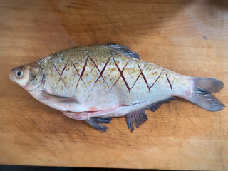 红烧武昌鱼,在鱼背上划菱形状