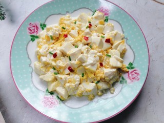 豆腐炒鸡蛋,装盘撒上葱花和辣椒点缀