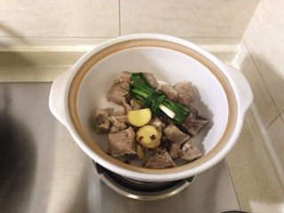 胡萝卜玉米排骨汤,捞出冲洗干净入砂锅,放香葱,生姜,花椒