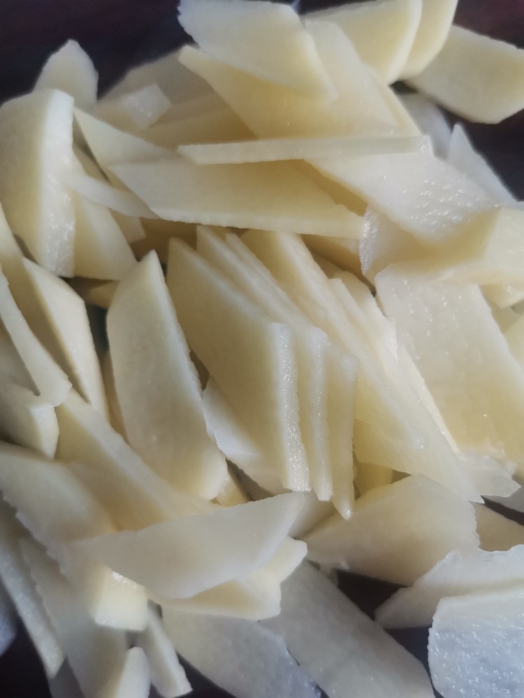 尖椒土豆片,切菱形薄片