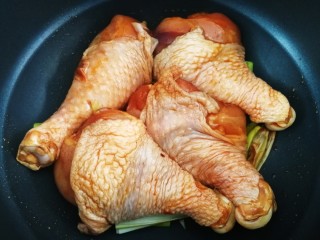电饭锅焖鸡腿,鸡腿同汤汁一同放入电饭煲,煮饭键.