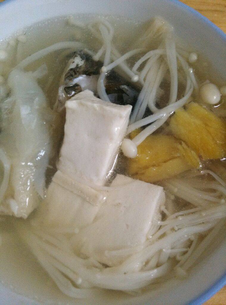 金针菇鱼头豆腐汤