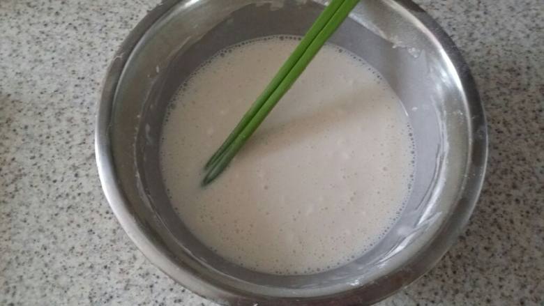 皮:糖用热水化开后拌入牛奶中,再加入到糯米粉和玉米淀粉中,搅拌面糊