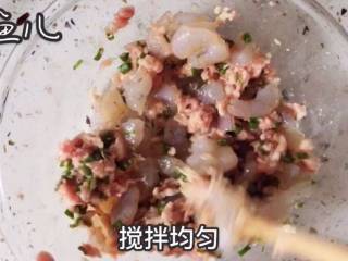 水晶饺子,用筷子顺一个方向搅拌均匀