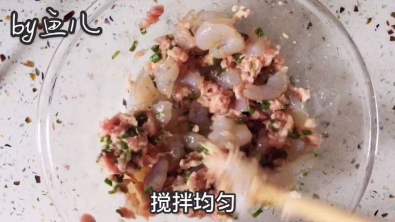 水晶饺子,用筷子顺一个方向搅拌均匀