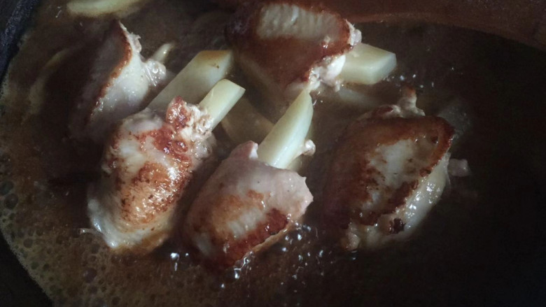 网红土豆酿鸡翅,倒入调好的料汁，盖上盖焖煮几分钟