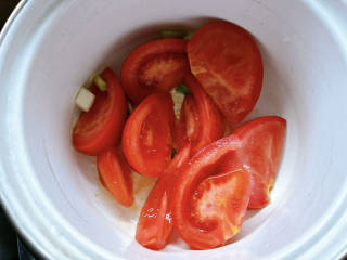 金针菇番茄汤,加入番茄翻炒出汁。