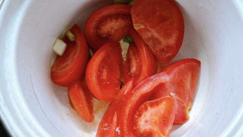 金针菇番茄汤,加入番茄翻炒出汁。