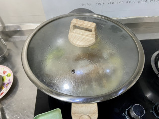 鲫鱼豆腐菇菌汤,加盖中火炖煮5分钟
