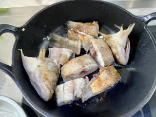 鲈鱼炖豆腐➕川味鲈鱼炖豆花,一面煎到焦黄定型，翻面继续煎到两面金黄