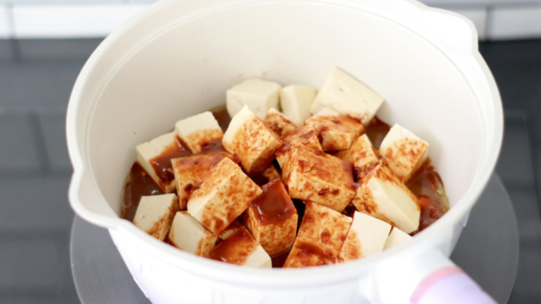 韩式泡菜鱿鱼豆腐煲,倒入调制好的调料汁。