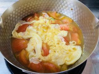 番茄蛋花汤,煮至汤汁浓稠