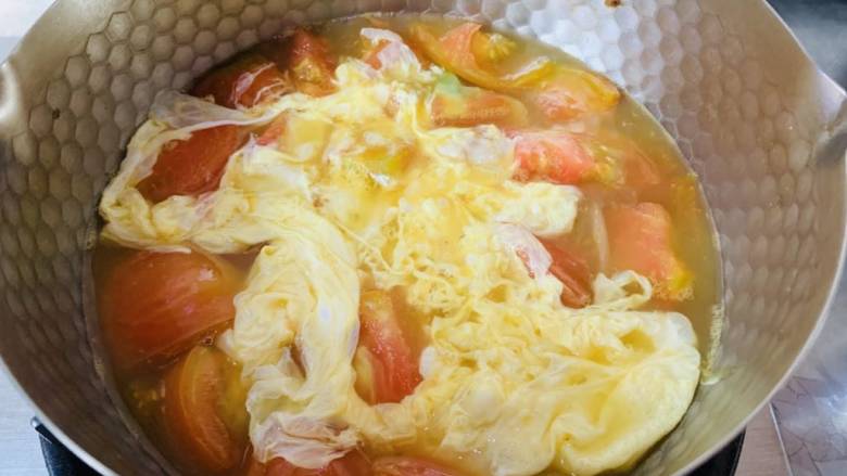 番茄蛋花汤,煮至汤汁浓稠