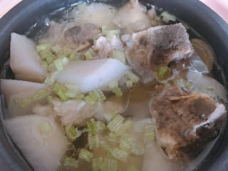 棒骨萝卜汤,起锅前加入少量盐和芹菜调味