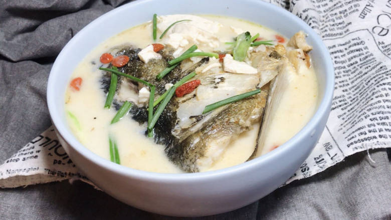 鱼头炖汤,出锅装入大碗中，撒上香葱点缀一下