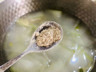 冬瓜瘦肉汤,放少许白胡椒粉调味。