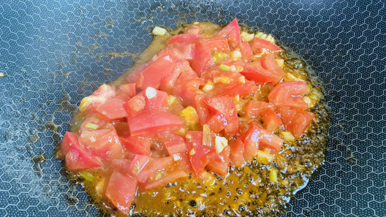 西红柿炒土豆丝,翻炒均匀