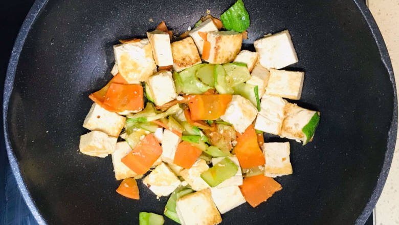 黄瓜烧豆腐,翻拌均匀，就可以关火起锅了