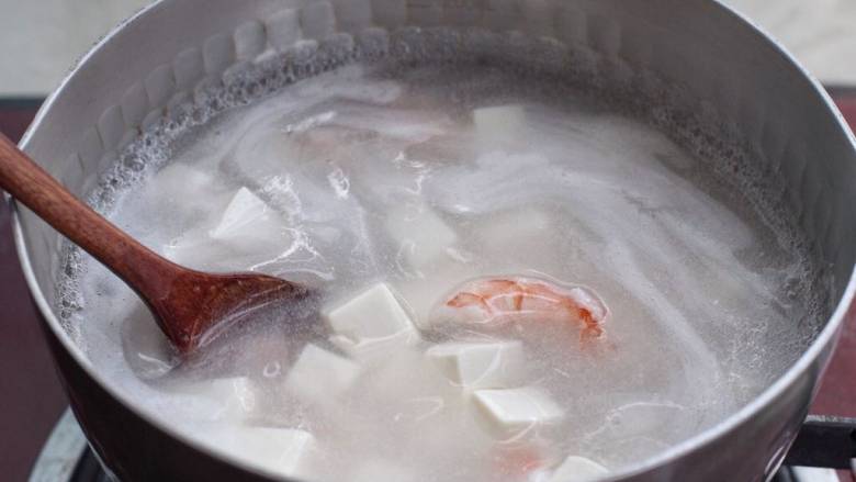 豆腐蛋花汤,接着淋入水淀粉搅拌均匀呈略微黏稠状态。
