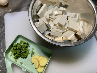 鱼头炖汤➕鱼头豆腐汤,嫩豆腐切小块，姜切片，香菜切末