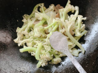 干锅菜花五花肉,加适量盐，先行焖炒至花菜变软