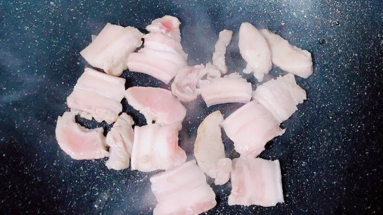 蘑菇炒肉片,锅中倒入少许油，放入五花肉慢慢煸出猪油。