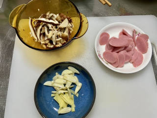 火腿青菜炒鸡蛋,改刀：香菇切片，蒜切片，姜切片，肉花肠切片