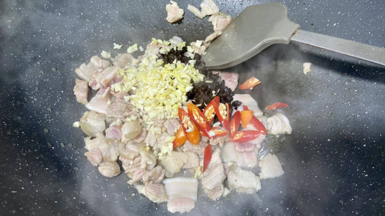 辣椒豆腐干小炒肉,加入姜蒜末，豆豉碎和小米辣，炒出香味