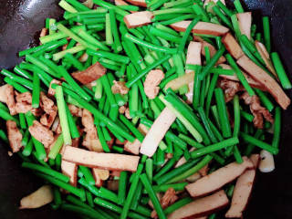 蒜苔香干,加入蔬菜翻炒均匀。